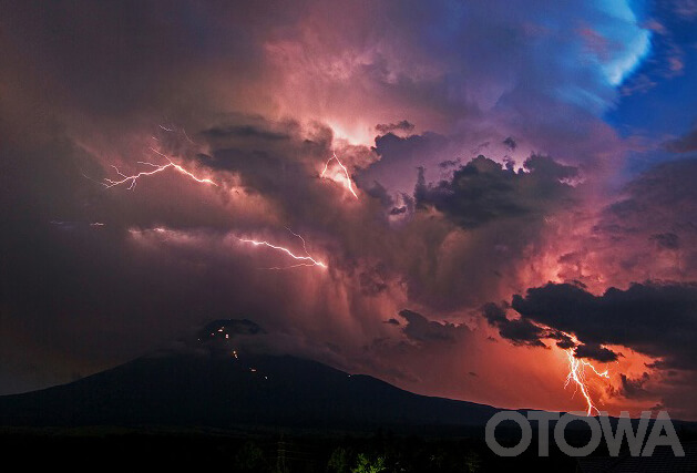 The 15th 雷写真コンテスト受賞作品 Fine Work -Lightning surpasses Mt. Fuji-